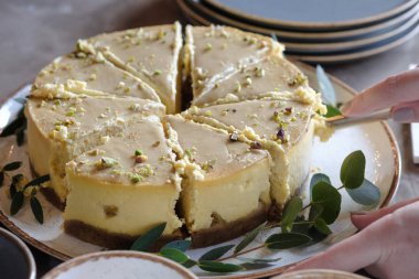 Kadının elleri pastayı kesti. Üstte görüntü 