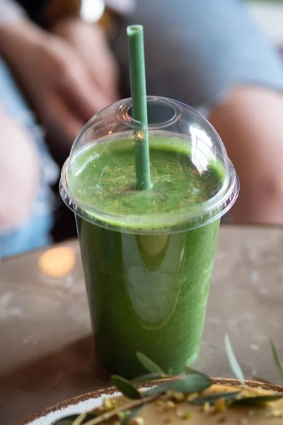 Yeşil detoks smoothie fincan. Fitness ve sağlıklı yaşam tarzı kavramı. 