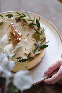 Bir kafede bir masada mumlar ile Kutlama pastası