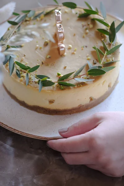 Bir kafede bir masada kutlama cheesecake. Mango ve c Antep fıstığı cheesecake. 