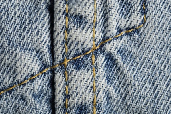 Сині джинси тканини макро шва візерунок розмитий фон. Джинсова текстура тла для дизайну . — стокове фото