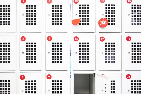 One locker is open in the supermarket. Storage lockers with rooms — Stock Photo, Image