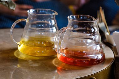 Bir kafede çaylı iki bardak çaydanlık 