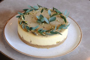 Bir kafede bir masada kutlama pastası