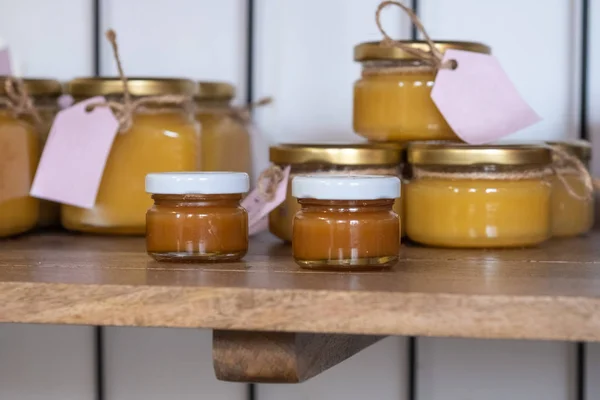 Pequeños tarros de miel en el mostrador — Foto de Stock