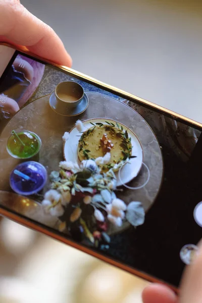 Фотография смартфонов. Женские руки фотографируют еду по телефону в модном стиле для социальных сетей или блогов . — стоковое фото