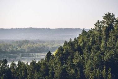 Vyatka Nehri'ne bakan Rusya'da güzel yaz manzara.