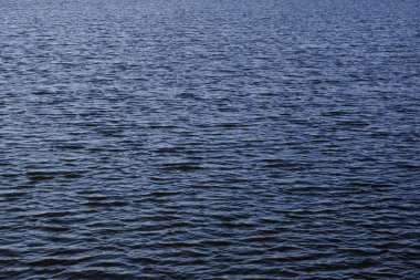 Gün batımı ile su yüzeyi