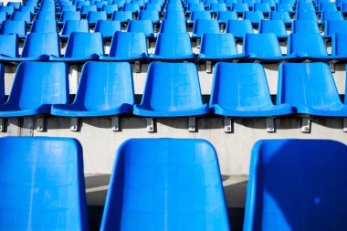 Mavi plastik stadyum koltukları satırları