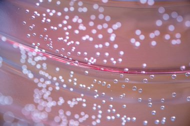 Küçük pembe kabarcıklar su odak lama ve unfocus hava. Kabarcıklar makro çekim yakın çekim. Soyut renkli Arka Plan