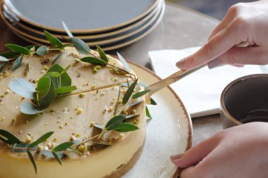 Kadının elleri pastayı kesti. Üstte görüntü 