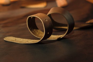 Koyu arka planda deri kemer. Deri zanaat.