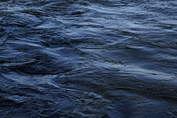 La surface ondulée de l'océan se referme. Plan de fond de l'aqua surface de l'eau de mer — Photo