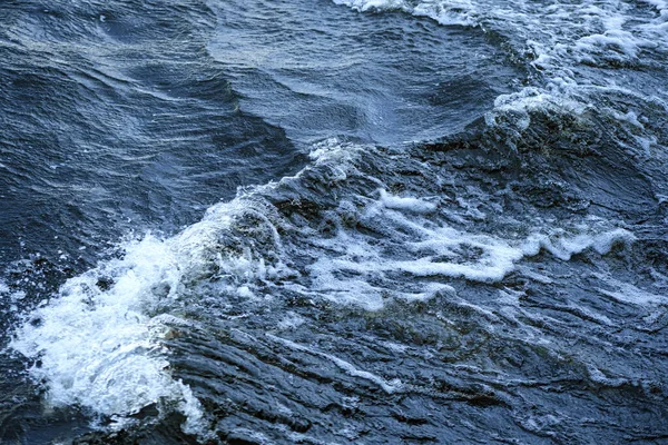 Superficie ondulada del océano de cerca. Fondo plano de superficie de agua de mar aqua — Foto de Stock