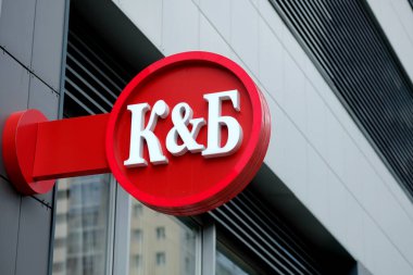 Kazan, Rusya, Haziran 2020: Krasnoe & Beloe mağazası. Kırmızı & Beyaz, Rus içki perakendecisi. Krasnoe ve Beloe. R & W 'yi imzala.