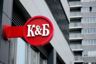 Kazan, Rusya, Haziran 2020: Krasnoe & Beloe mağazası. Kırmızı & Beyaz, Rus içki perakendecisi. Krasnoe ve Beloe. R & W 'yi imzala.