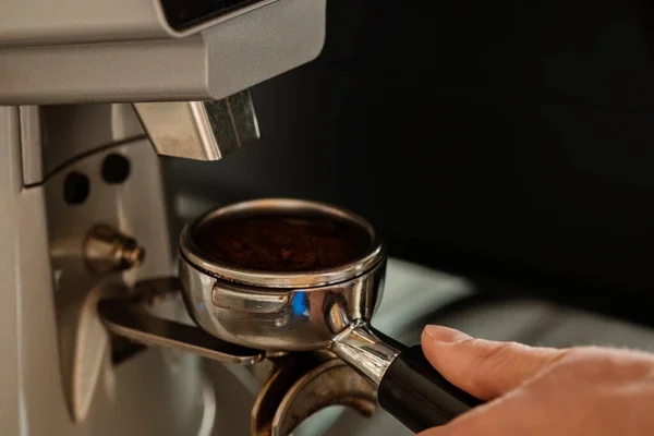 Zbliżenie Baristy Rozdrabniającej Kawę Profesjonalny Barista Robi Kawę Ekspresem Kawy — Zdjęcie stockowe