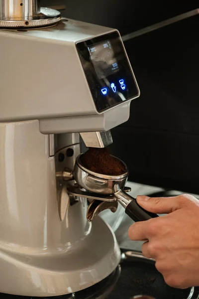 Närbild Barista Slipning Kaffe Professionell Barista Arbetar Gör Kaffe Med — Stockfoto