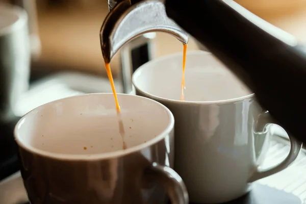 Zbliżenie Espresso Ekspresu Kawy Profesjonalne Parzenie Kawy Ekspres Kawy Pubie — Zdjęcie stockowe
