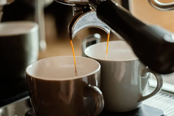 Zbliżenie Espresso Ekspresu Kawy Profesjonalne Parzenie Kawy Ekspres Kawy Pubie — Zdjęcie stockowe