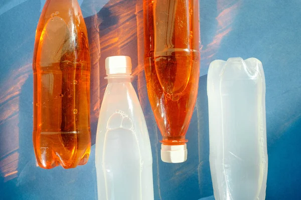 Botellas Plástico Agua Con Gas Color Naranja Blanco Con Sombras —  Fotos de Stock