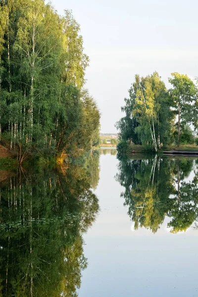 Piękny Krajobraz Nad Rzeką Odbiciem Podczas Zachodu Słońca Cisza Spokój — Zdjęcie stockowe