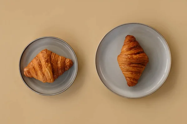 Nybakade Croissanter Ligger Tallrik Beige Bakgrund Begreppen Livsmedelsminimalism Franska Och — Stockfoto