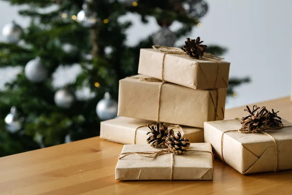 Presentes Natal Embalagens Artesanais Uma Mesa Madeira Contra Fundo Uma — Fotografia de Stock