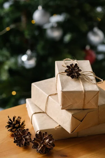 Kerstgeschenken Ambachtelijke Verpakking Een Houten Tafel Tegen Achtergrond Van Een — Stockfoto