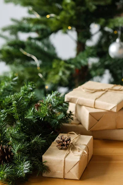 Kerstgeschenken Ambachtelijke Verpakking Een Houten Tafel Tegen Achtergrond Van Een — Stockfoto