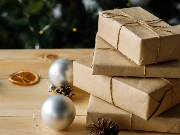 Kerstgeschenken Ambachtelijke Verpakking Een Houten Tafel Tegen Achtergrond Van Een — Stockfoto