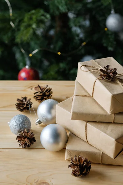 Kerstgeschenken Ambachtelijke Verpakking Een Houten Tafel Tegen Achtergrond Van Een — Stockfoto