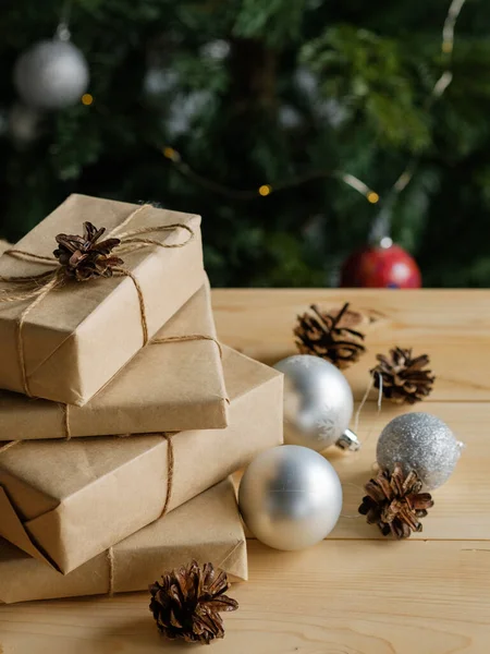 Kerstgeschenken Ambachtelijke Verpakking Een Houten Tafel Tegen Achtergrond Van Een — Stockfoto