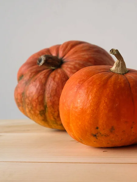 Halloween Och Thanksgiving Höstkoncept Orange Pumpor Olika Storlekar Ett Träbord — Stockfoto