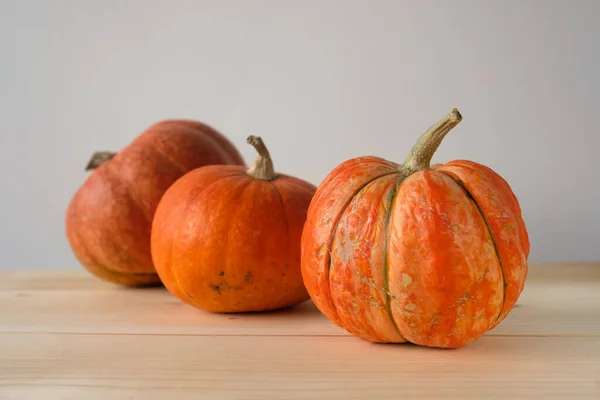 Halloween Díkůvzdání Podzimní Koncept Oranžové Dýně Různých Velikostí Dřevěném Stole — Stock fotografie