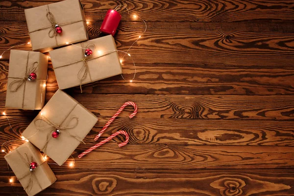 Composição Natal Presentes Papel Artesanal Pirulitos Vermelhos Cones Brinquedos Natal — Fotografia de Stock
