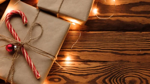 Presentes Ano Novo Natal Embrulhados Papel Kraft Decorados Com Doces — Fotografia de Stock