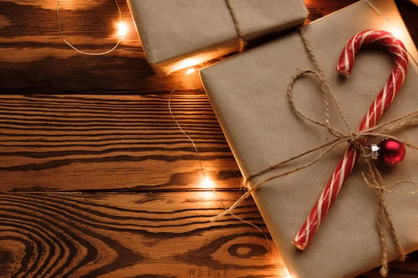 Neujahrs Oder Weihnachtsgeschenke Kraftpapier Gewickelt Und Mit Weihnachtsbonbons Und Rotem — Stockfoto
