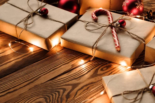 Presentes Ano Novo Natal Embrulhados Papel Kraft Decorados Com Doces — Fotografia de Stock