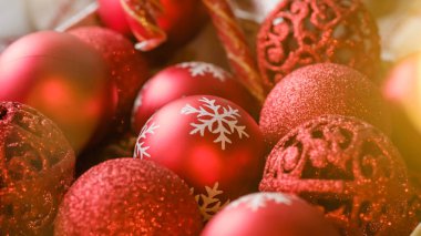 Kutuda kırmızı Noel oyuncakları, Noel ağacı süsleme hazırlığı. İçinde Noel ışıkları ve süslemeleri olan bir Noel kartı. Seçici odak.