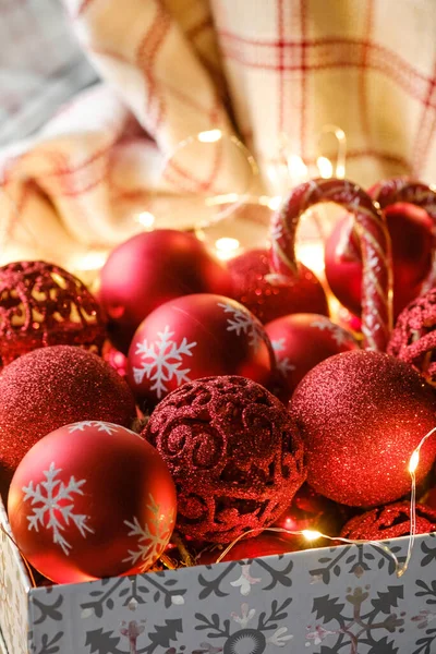 Los Juguetes Rojos Del Árbol Navidad Caja Preparación Para Adornar — Foto de Stock