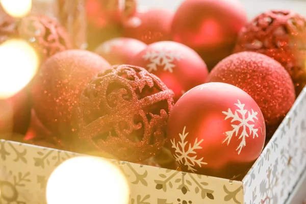 Los Juguetes Rojos Del Árbol Navidad Caja Preparación Para Adornar — Foto de Stock