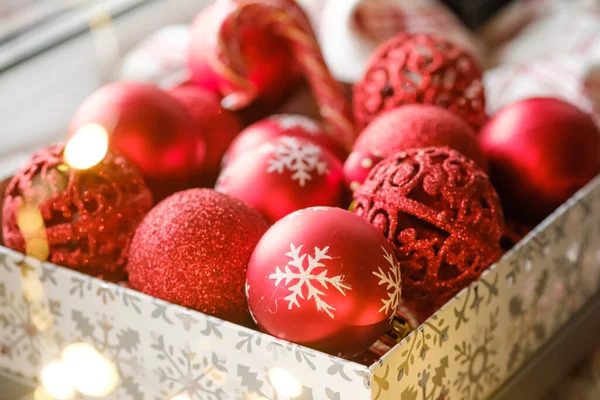 Los Juguetes Rojos Del Árbol Navidad Caja Preparación Para Adornar — Foto de Stock