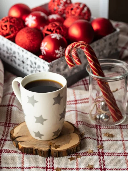 Heißer Kaffee Mit Weihnachtsdekoration Auf Plaid Festliche Kulisse Für Feiertage — Stockfoto