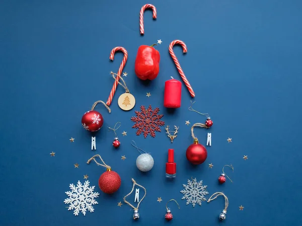 위에서 내려다 수있는 크리스마스 모양의 물건들이 있습니다 크리스마스 장난감 스노우 — 스톡 사진