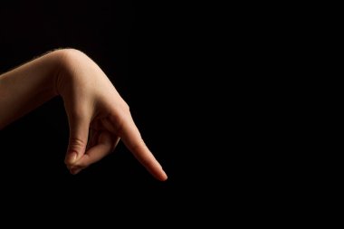 Amerikan İşaret Dili 'nde (ASL) P alfabesinin el işareti, siyah arkaplanda izole. İşaret dili