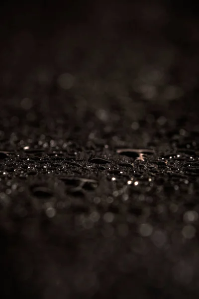 深灰色的黑色石板背景 水滴或天然石材质感 黑板服务的特写 黑色背景上的水滴特写 — 图库照片