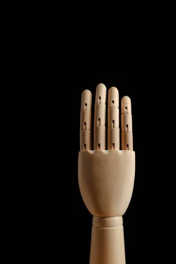 Çizim için tahta el, siyah arka planda dört parmak gösteriyor. Saymayı öğreniyorum. Dört. Yan görüş. Çizim için sanat modeli. Vücudun bir parçası - el, fırça.