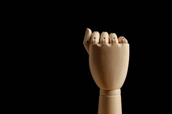 木制的人体模特手 用于在黑色背景上把紧握着的拳头画在一起 显示拳头 侧视图 绘画艺术模型 身体的一部分 — 图库照片