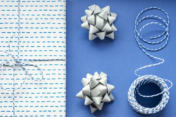 장식용 흰색이 상자에 파란색 선물용 파란색 배경에 장식하는은 크리스마스 — 스톡 사진